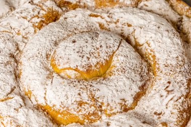 İspanya, Mallorca 'dan tipik bir tatlı. Un, yumurta, tereyağı, şeker ve melek saçlı çeşitliliğe dayalı ensaimada deniyor.