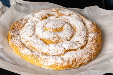 İspanya, Mallorca 'dan tipik bir tatlı. Un, yumurta, tereyağı, şeker ve melek saçlı çeşitliliğe dayalı ensaimada deniyor.