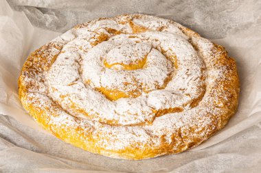 İspanya, Mallorca 'dan tipik bir tatlı. Un, yumurta, tereyağı, şeker ve melek saçlı çeşitliliğe dayalı ensaimada deniyor.