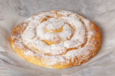 İspanya, Mallorca 'dan tipik bir tatlı. Un, yumurta, tereyağı, şeker ve melek saçlı çeşitliliğe dayalı ensaimada deniyor.