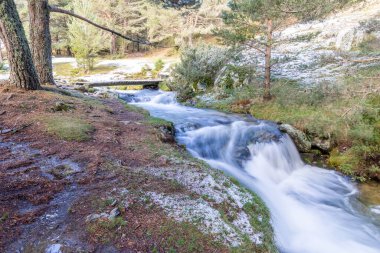 Madrid 'deki Sierra de Guadarrama dağlarında hafif karlı bir yol 2022 yılının ilk karı ile