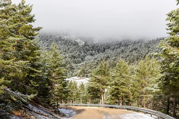 Mírně Zasněžená Silnice Horách Pohoří Sierra Guadarrama Madridu Prvním Sněhem — Stock fotografie