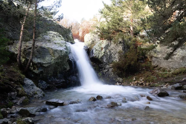 Madrid 'deki Sierra de Guadarrama dağlarında beyaz su