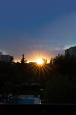 İspanya, Madrid 'in Carabanchel mahallesinde şafak söküyor.