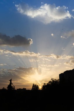 İspanya, Madrid 'in Carabanchel mahallesinde şafak söküyor.