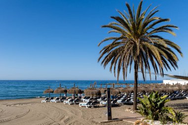 Marbella şehir plajında İspanya 'nın Malaga eyaletinde kimse yok.