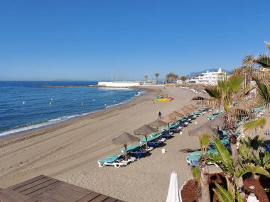 Marbella şehir plajında İspanya 'nın Malaga eyaletinde kimse yok.