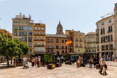 Malaga 'nın tarihi merkezinin sokakları. İspanya' nın Malaga şehrinde turistler sokaklarda yürüyor.