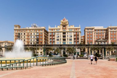 Malaga 'nın tarihi merkezinin sokakları. İspanya' nın Malaga şehrinde turistler sokaklarda yürüyor.