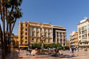 Malaga 'nın tarihi merkezinin sokakları. İspanya' nın Malaga şehrinde turistler sokaklarda yürüyor.