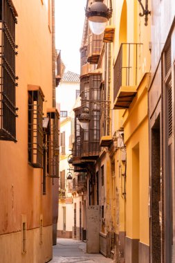 Malaga 'nın tarihi merkezinin sokakları. İspanya' nın Malaga şehrinde turistler sokaklarda yürüyor.