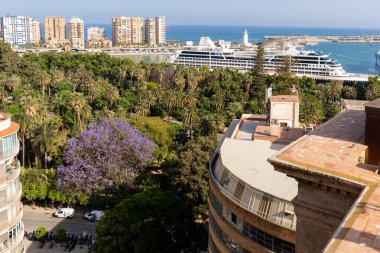 Malaga 'nın tarihi merkezinin sokakları. İspanya' nın Malaga şehrinde turistler sokaklarda yürüyor.
