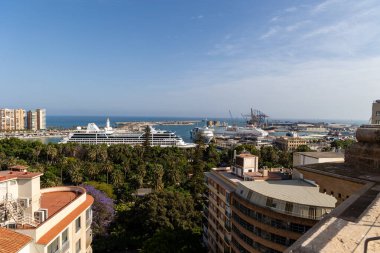 Malaga 'nın tarihi merkezinin sokakları. İspanya' nın Malaga şehrinde turistler sokaklarda yürüyor.