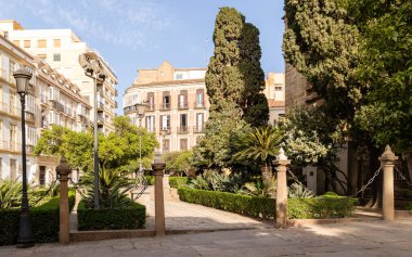 Malaga 'nın tarihi merkezinin sokakları. İspanya' nın Malaga şehrinde turistler sokaklarda yürüyor.