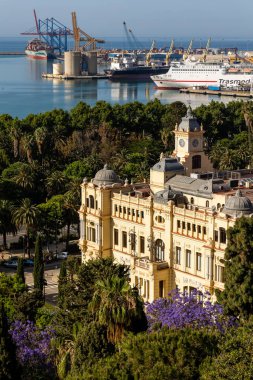 Malaga 'nın tarihi merkezinin sokakları. İspanya' nın Malaga şehrinde turistler sokaklarda yürüyor.