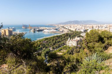 Malaga 'nın tarihi merkezinin sokakları. İspanya' nın Malaga şehrinde turistler sokaklarda yürüyor.