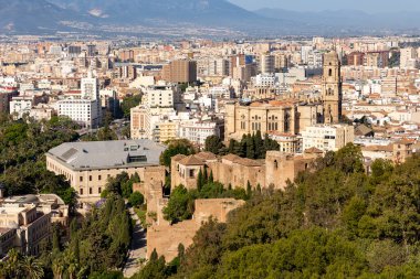 Malaga 'nın tarihi merkezinin sokakları. İspanya' nın Malaga şehrinde turistler sokaklarda yürüyor.