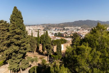 Malaga 'nın tarihi merkezinin sokakları. İspanya' nın Malaga şehrinde turistler sokaklarda yürüyor.