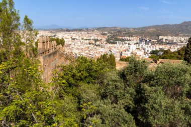 Malaga 'nın tarihi merkezinin sokakları. İspanya' nın Malaga şehrinde turistler sokaklarda yürüyor.
