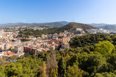 Malaga 'nın tarihi merkezinin sokakları. İspanya' nın Malaga şehrinde turistler sokaklarda yürüyor.