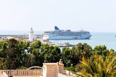 Malaga 'nın tarihi merkezinin sokakları. İspanya' nın Malaga şehrinde turistler sokaklarda yürüyor.