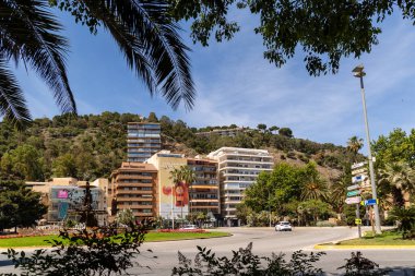 Malaga 'nın tarihi merkezinin sokakları. İspanya' nın Malaga şehrinde turistler sokaklarda yürüyor.