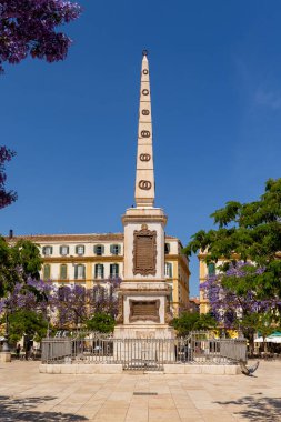 Malaga 'nın tarihi merkezinin sokakları. İspanya' nın Malaga şehrinde turistler sokaklarda yürüyor.
