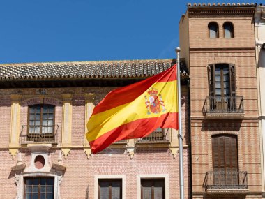 Malaga 'nın tarihi merkezinin sokakları. İspanya' nın Malaga şehrinde turistler sokaklarda yürüyor.