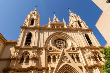 Malaga 'nın tarihi merkezinin sokakları. İspanya' nın Malaga şehrinde turistler sokaklarda yürüyor.
