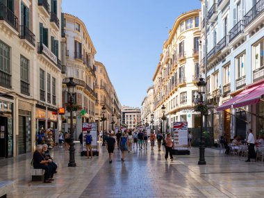 Malaga 'nın tarihi merkezinin sokakları. İspanya' nın Malaga şehrinde turistler sokaklarda yürüyor.