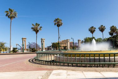 Malaga 'nın tarihi merkezinin sokakları. İspanya' nın Malaga şehrinde turistler sokaklarda yürüyor.