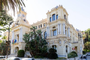 Malaga 'nın tarihi merkezinin sokakları. İspanya' nın Malaga şehrinde turistler sokaklarda yürüyor.