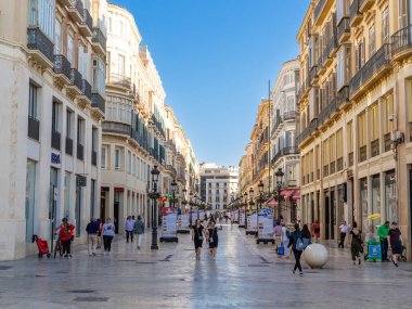 Malaga 'nın tarihi merkezinin sokakları. İspanya' nın Malaga şehrinde turistler sokaklarda yürüyor.