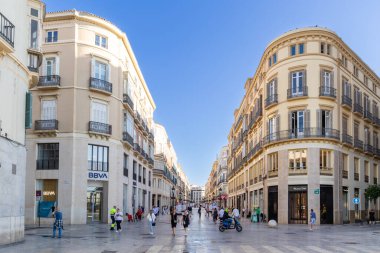 Malaga 'nın tarihi merkezinin sokakları. İspanya' nın Malaga şehrinde turistler sokaklarda yürüyor.