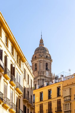 Malaga 'nın tarihi merkezinin sokakları. İspanya' nın Malaga şehrinde turistler sokaklarda yürüyor.