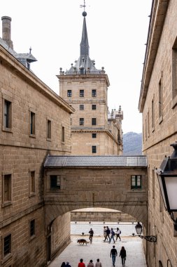 San Lorenzo de El Escorial manastırı Madrid, İspanya 'daki bahçe ve teraslarında gezinen turistlerle dolu.