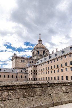 San Lorenzo de El Escorial manastırı Madrid, İspanya 'daki bahçe ve teraslarında gezinen turistlerle dolu.