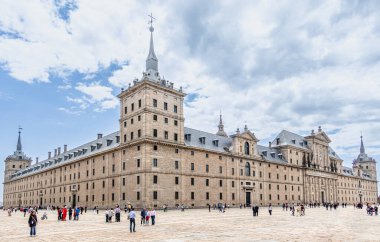 San Lorenzo de El Escorial manastırı Madrid, İspanya 'daki bahçe ve teraslarında gezinen turistlerle dolu.