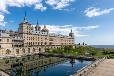 San Lorenzo de El Escorial manastırı Madrid, İspanya 'daki bahçe ve teraslarında gezinen turistlerle dolu.