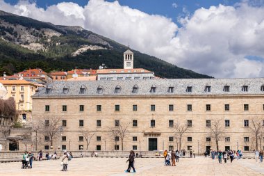 San Lorenzo de El Escorial manastırı Madrid, İspanya 'daki bahçe ve teraslarında gezinen turistlerle dolu.