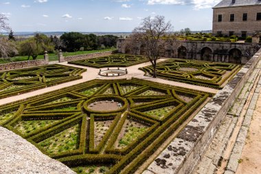 San Lorenzo de El Escorial manastırı Madrid, İspanya 'daki bahçe ve teraslarında gezinen turistlerle dolu.