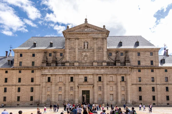 Klooster Van San Lorenzo Escorial Met Toeristen Wandelen Door Tuinen — Stockfoto