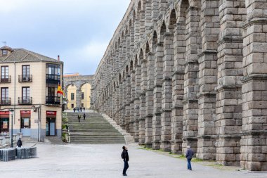 Segovia, İspanya 'da turistlerin kemerlerinin altında yürüdüğü antik Roma su kemeri.