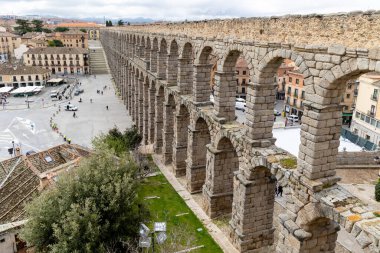 Segovia, İspanya 'da turistlerin kemerlerinin altında yürüdüğü antik Roma su kemeri.