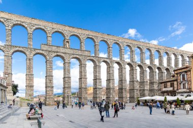 Segovia, İspanya 'da turistlerin kemerlerinin altında yürüdüğü antik Roma su kemeri.