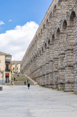 Segovia, İspanya 'da turistlerin kemerlerinin altında yürüdüğü antik Roma su kemeri.