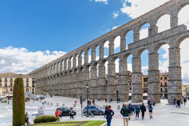 Segovia, İspanya 'da turistlerin kemerlerinin altında yürüdüğü antik Roma su kemeri.