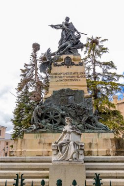 İspanya 'nın başkenti Segovia' da turistlerin sokaklarda yürüdüğü tarihi binaların manzarası