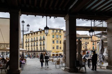 İspanya 'nın başkenti Segovia' da turistlerin sokaklarda yürüdüğü tarihi binaların manzarası