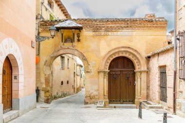 İspanya 'nın başkenti Segovia' da turistlerin sokaklarda yürüdüğü tarihi binaların manzarası